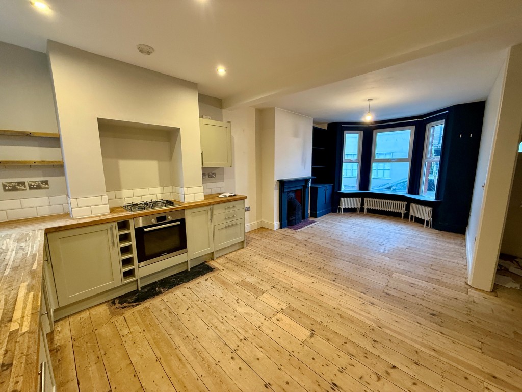 Lot: 10 - EXTENDED MID-TERRACE HOUSE IN TOWN CENTRE - Living room/kitchen